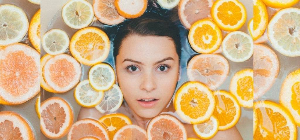 Une femme dans un bain avec des tranches de fruits
