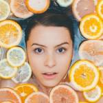 Une femme dans un bain avec des tranches de fruits