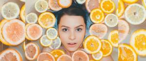 Une femme dans un bain avec des tranches de fruits