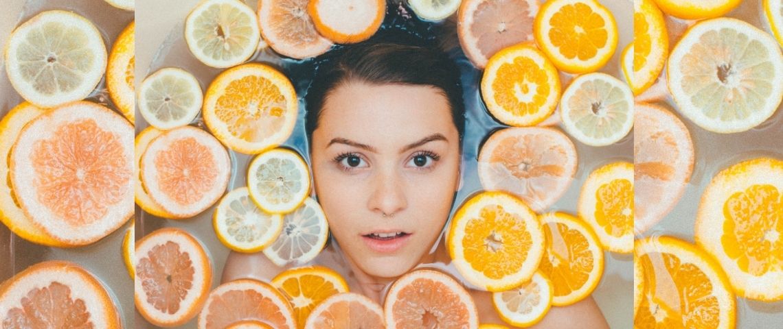 mapoheme-cosmetiques-naturels-artisanaux-solidaires-ecologie-inclusion-handicap-femmes Une femme dans un bain avec des tranches de fruits