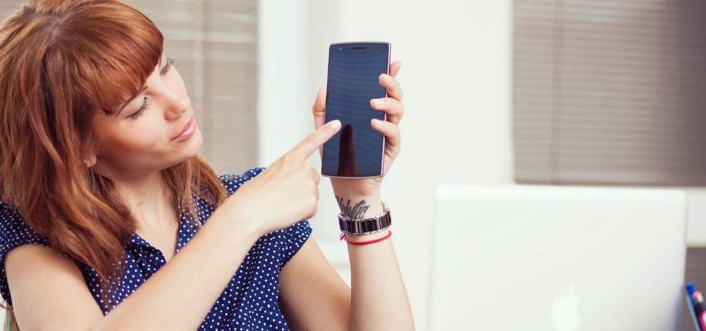 Une femme qui montre un téléphone