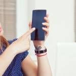 Une femme qui montre un téléphone