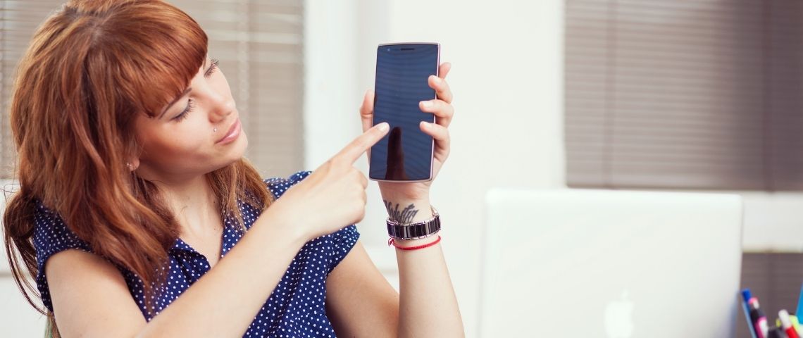 samsic-emploi-campagne-influence-tiktok-reseaux-sociaux-periode-estivale-etudiants Une femme qui montre un téléphone