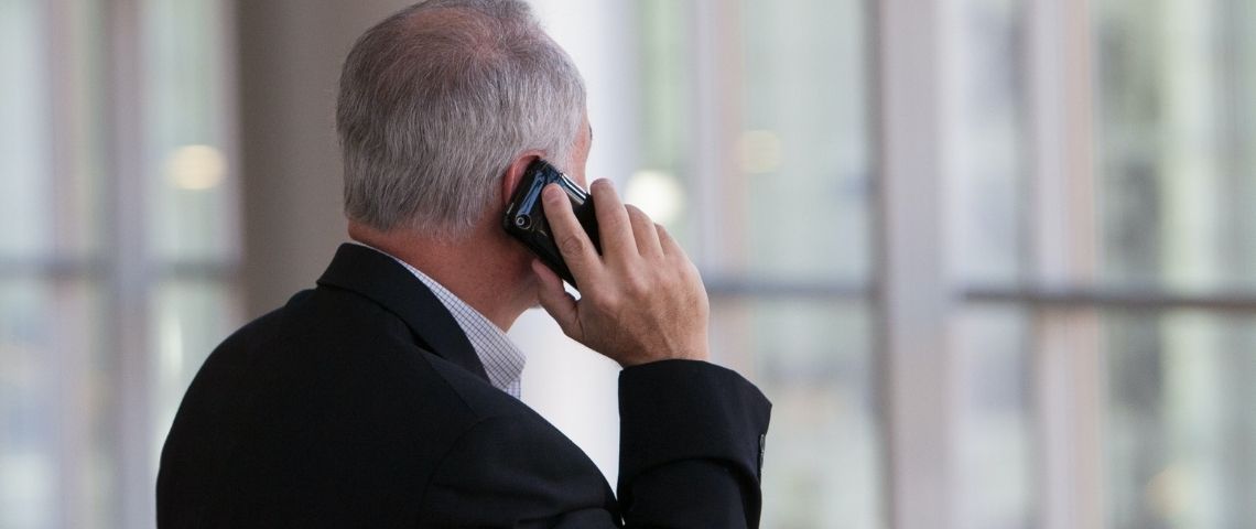 aircall-levee-de-fonds-investissement-service-telephonique-licorne-télécommunication-entreprises Un homme au téléphone. Il est en costume. Bureau