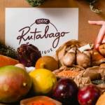 Des fuits et légumes. Une main saisit une noix. Un sac de la marque Rutabago en fond.