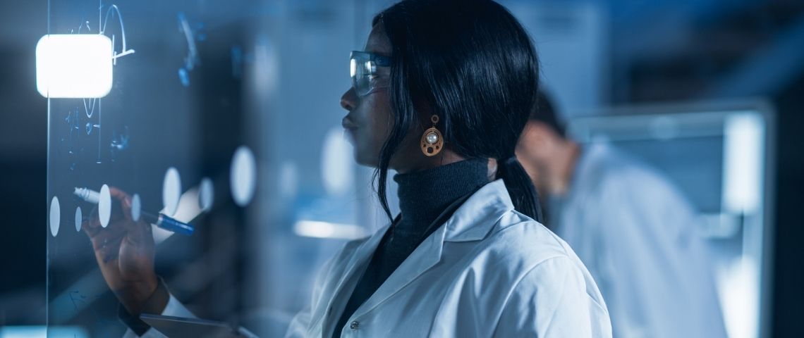 Comment travaillerons-nous demain ? Une femme travaille dans un labo