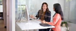 deux femmes qui travaillent dans un bureau