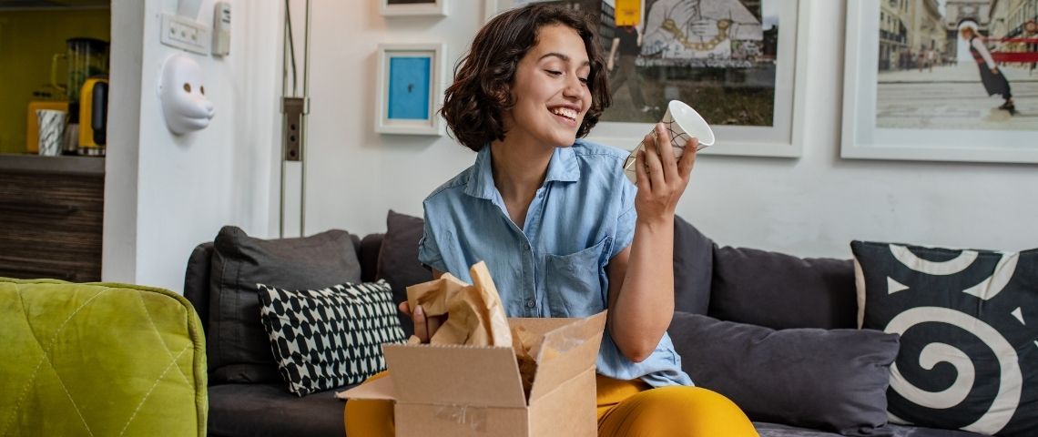 La révolution du retail redessine les contours d’une consommation désirable Une femme qui reçoit des colis