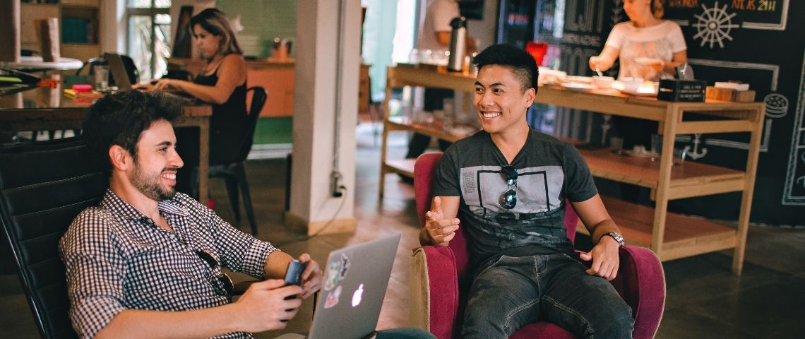 happypal-leve-2-millions-deuros-pour-revolutionner-les-avantages-salaries-bien-etre-au-travail Deux hommes qui travaillent (bureau) et semblent heureux