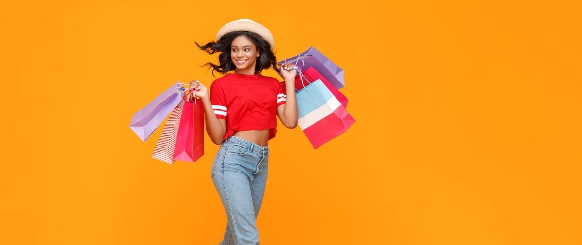Comment les marques peuvent-elles se saisir de la tendance Social Commerce ? Une femme qui fait du shopping