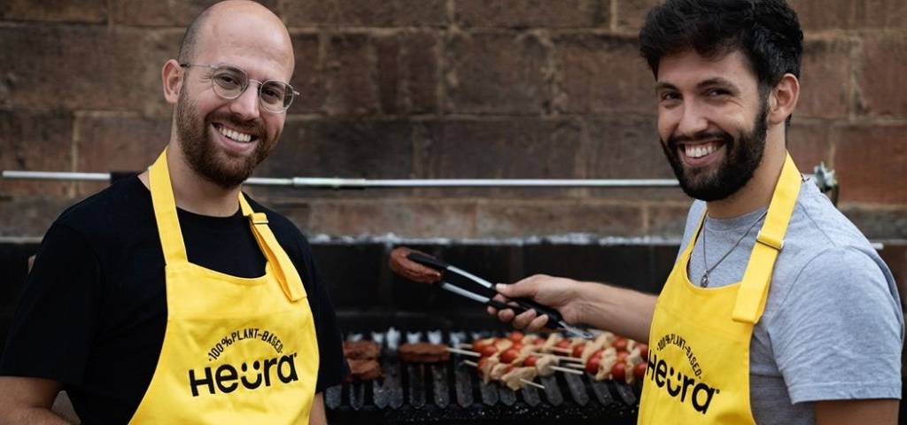 Deux hommes Avec un tablier Heura devant un barbecue