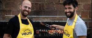 Deux hommes Avec un tablier Heura devant un barbecue