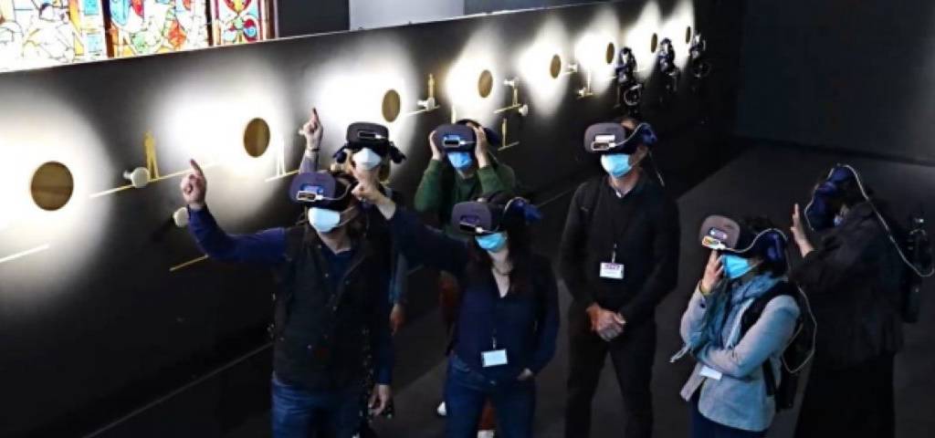 Des femmes et des hommes avec des casques de réalité virtuelle