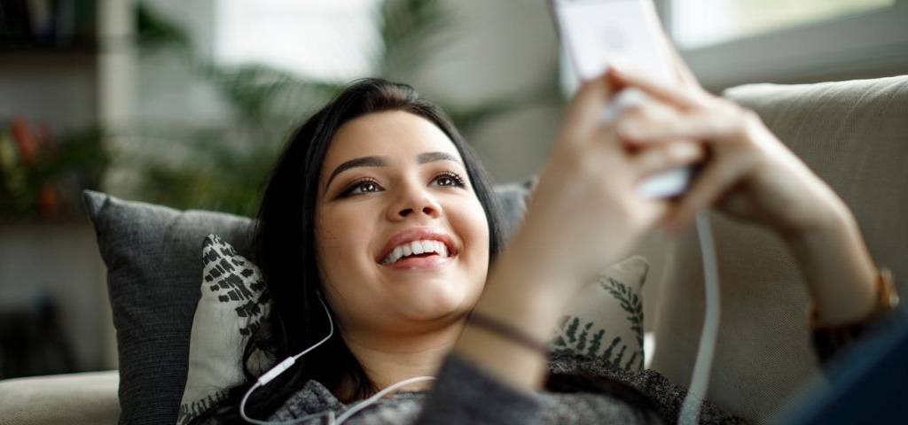 E-commerce : comment exploiter la force des social ads en 2021 une femme sur son téléphone