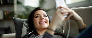 une femme sur son téléphone