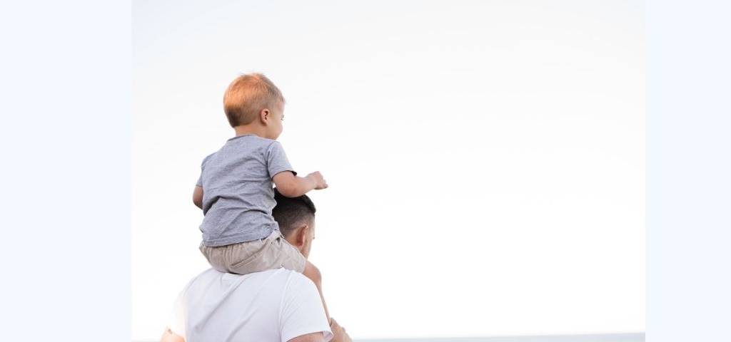 Un homme et un petit garçon sur ses épaules