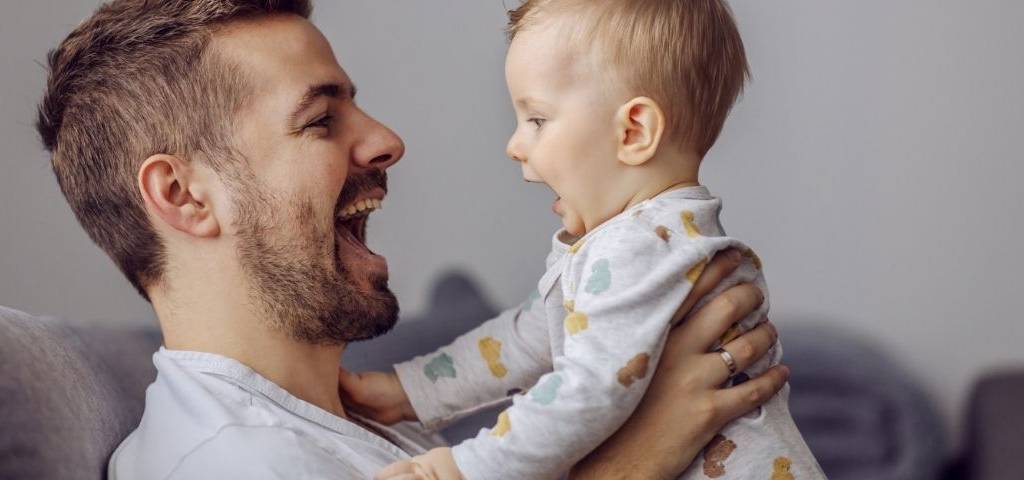 Marketing d’influence : quatre conseils pour séduire la cible des parents Un papa avec son bébé