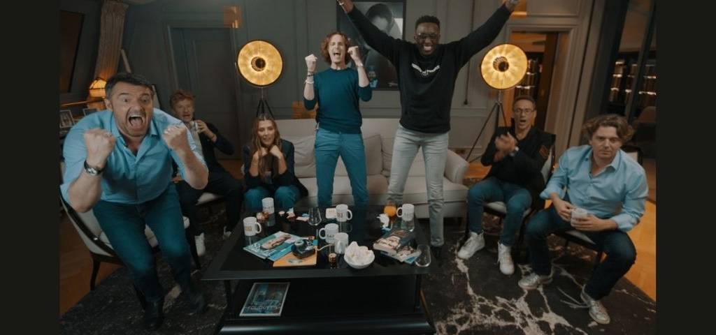 Groupe de supporter devant un match de foot