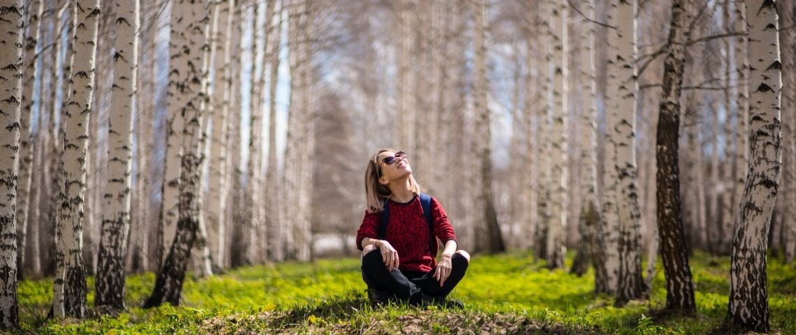 Allianz France lance un podcast aux codes pop et au ton décalé pour aborder les grands sujets sociétaux et environnementaux jeune femme assise dans l'herbe regardant le ciel
