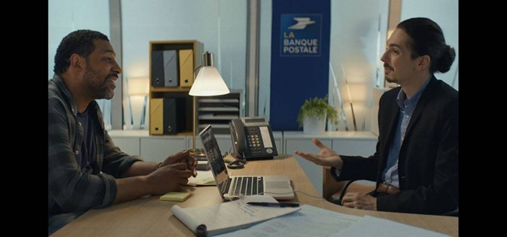 Deux assis à un bureau, l'un en face de l'autre