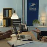 Deux assis à un bureau, l'un en face de l'autre
