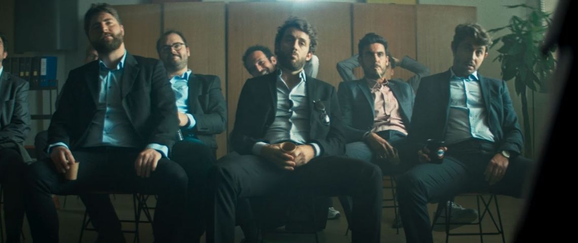 L'agence Buzzman signe la dernière campagne de B&B Hotels Hommes assis dans une salle en costume