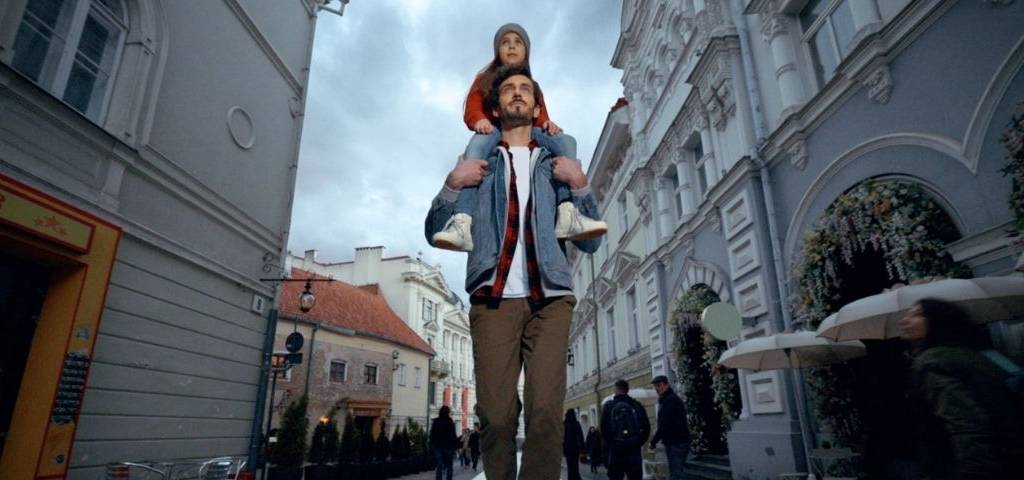 papa avec sa fille sur ses épaules
