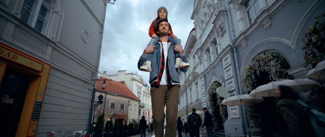 celio célèbre ceux qu’on ne voit jamais dans les publicités ou en couverture de magazine à travers sa nouvelle plateforme de marque « be normal ». papa avec sa fille sur ses épaules