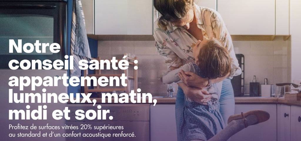 femme portant un enfant dans ses bras dans une cuisine