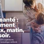 femme portant un enfant dans ses bras dans une cuisine
