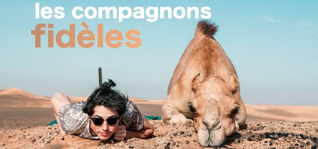 Homme allongé avec ses côté un dromadaire également allongé