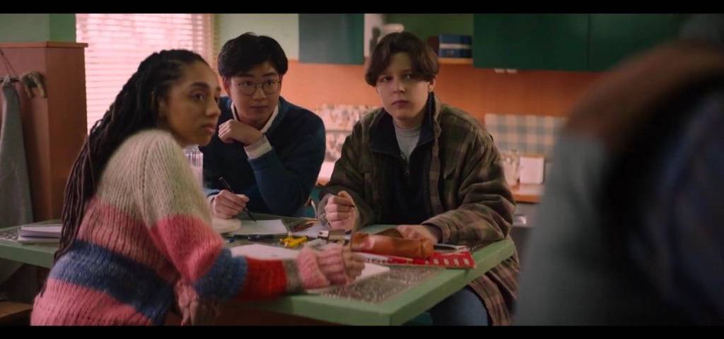 Jeunes autour d'une tablee