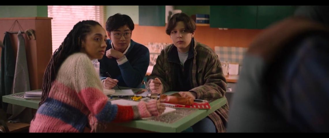 TotalEnergies prend la parole avec une nouvelle campagne publicitaire signée de l'agence de création Artefact3000 Jeunes autour d'une tablee