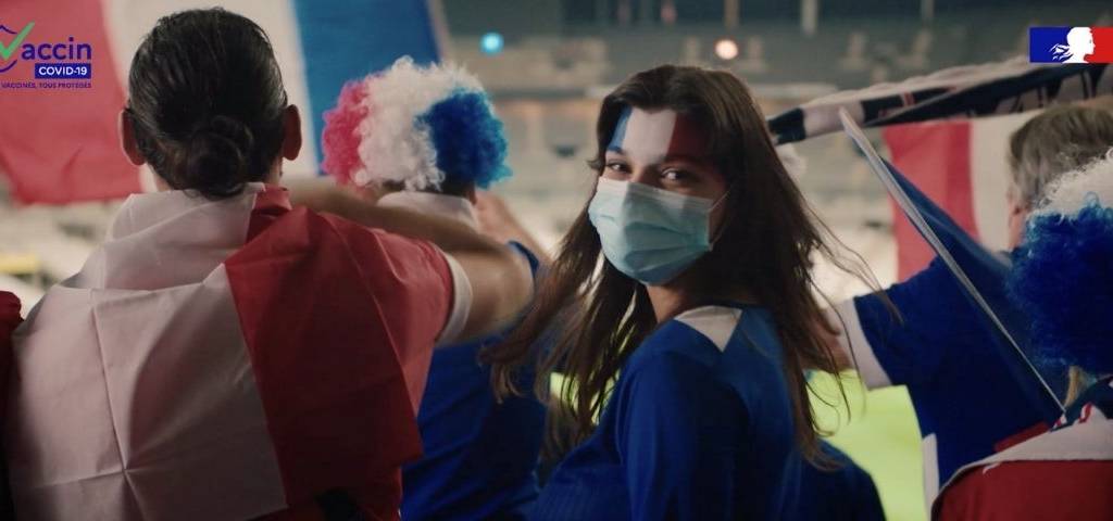 Jeune femme a ustade de France portant un masque