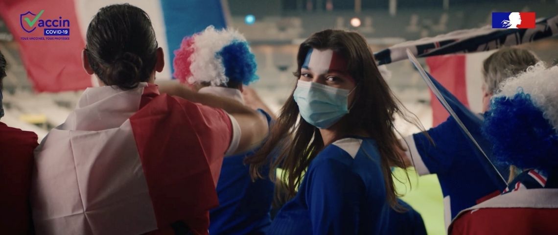 Le Ministère des Solidarités et de la Santé et MullenLowe France signent une nouvelle campagne de communication à l’occasion de l’ouverture de la vaccination pour tous Jeune femme a ustade de France portant un masque