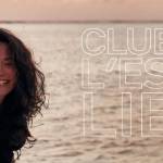 femme souriante avec la mer au second plan