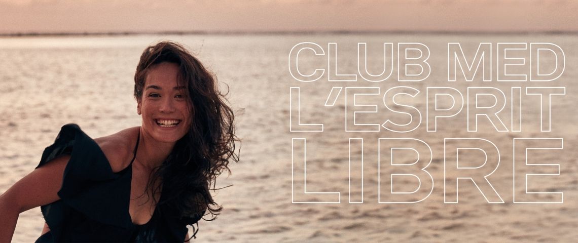 Touché signe en réponse la nouvelle campagne de marque monde qui apporte un nouveau souffle de liberté et élève “L'esprit libre” en étendard de la promesse de marque. femme souriante avec la mer au second plan