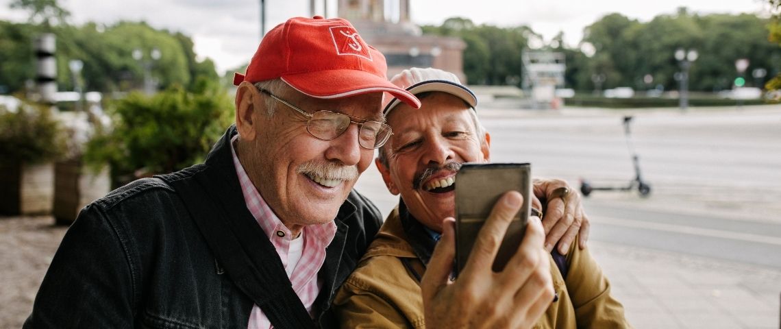 Une nouvelle étude de GLAAD et Getty Images montre que la représentation visuelle de la communauté LGBTQ+ demeure faible et stéréotypée Couple d'homme