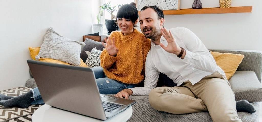 Sortlist a mené une étude : « Réseaux Sociaux : Comment la pandémie influence-t-elle nos usages ? - Boomers vs Millennials Coupl faisant un signe de la main devant un ordinateur
