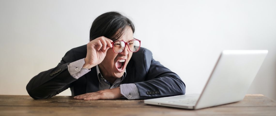 Les solutions de recherche sur les sites des marques déçoivent les Français et pénalisent les ventes Homme en colère devant un ordinateur