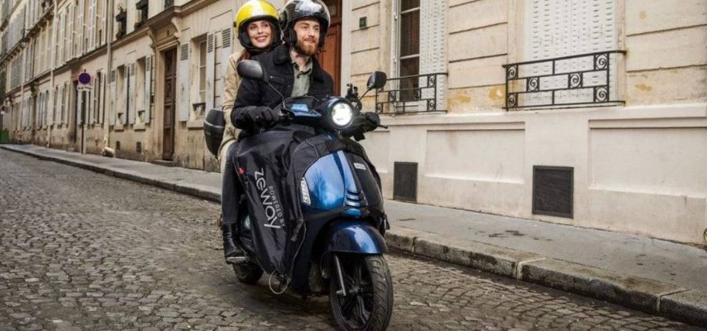 2 personnes sur un scooter