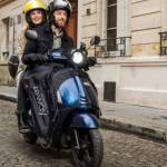 2 personnes sur un scooter