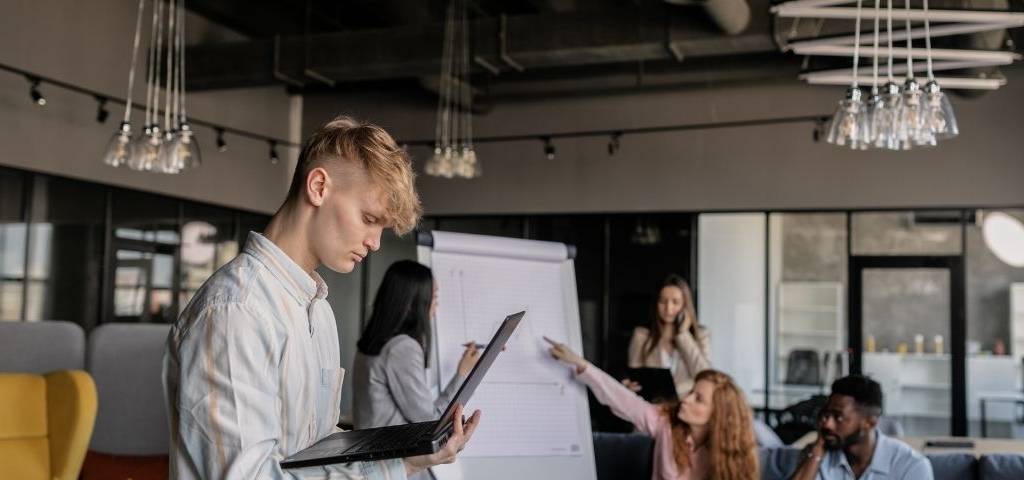 Equipe de jeunes au travail
