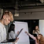 Equipe de jeunes au travail