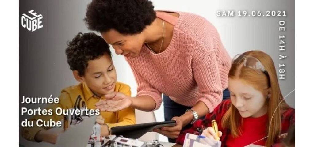 Femme avec 2 enfants devant des écrans