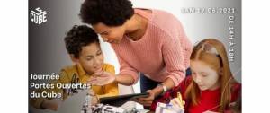 Femme avec 2 enfants devant des écrans