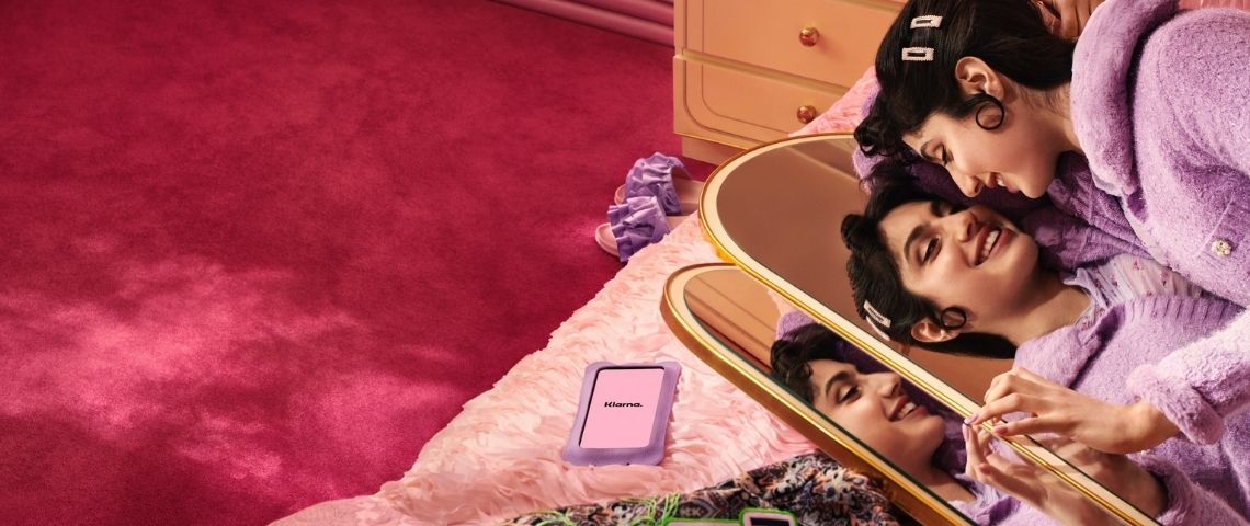 Klarna arrive en France pour révolutionner l’expérience shopping Jeune femme devant 3 miroirs
