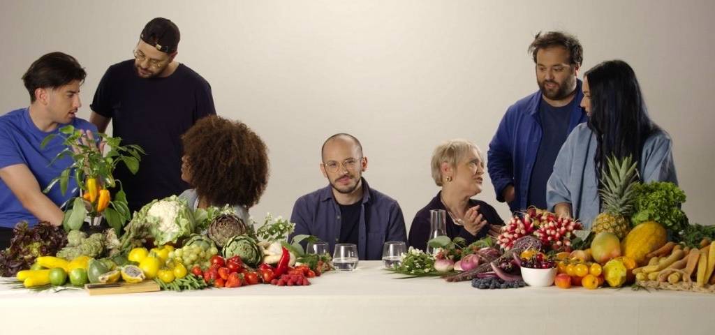 Gens autour d'une table