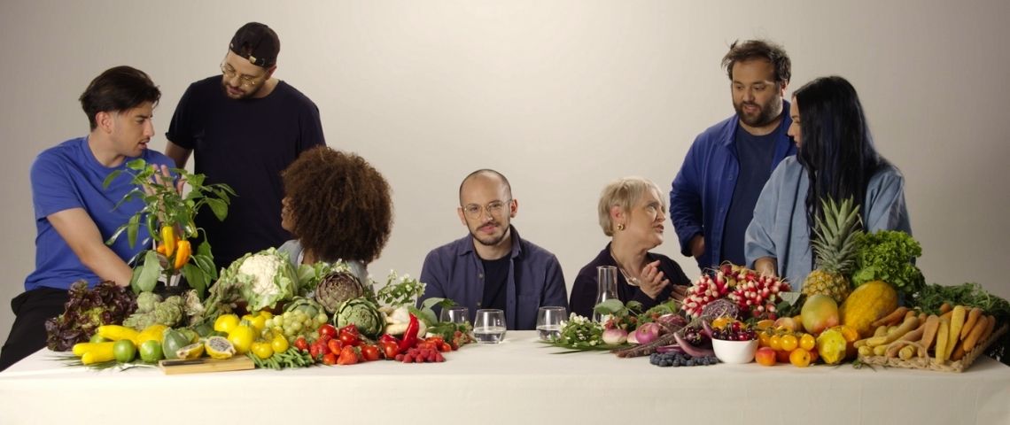 Aprifel et Konbini continuent sur leur lancée avec la saison 2 d’Healthyvores, dotée d’un casting haut en couleur qui va encore plus loin dans l’aventure des fruits et légumes. Gens autour d'une table