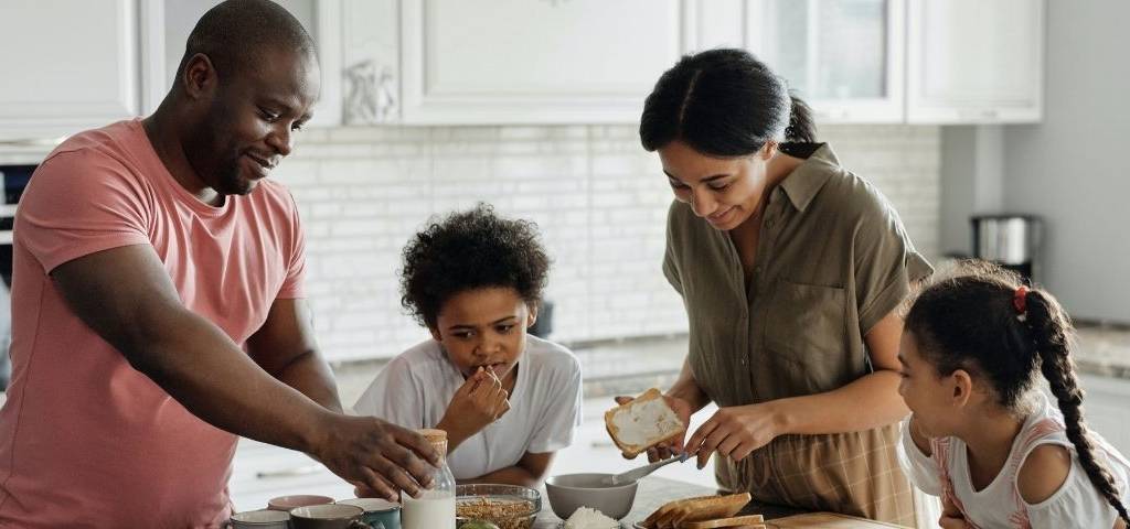Famille prenant le petit déjeuner